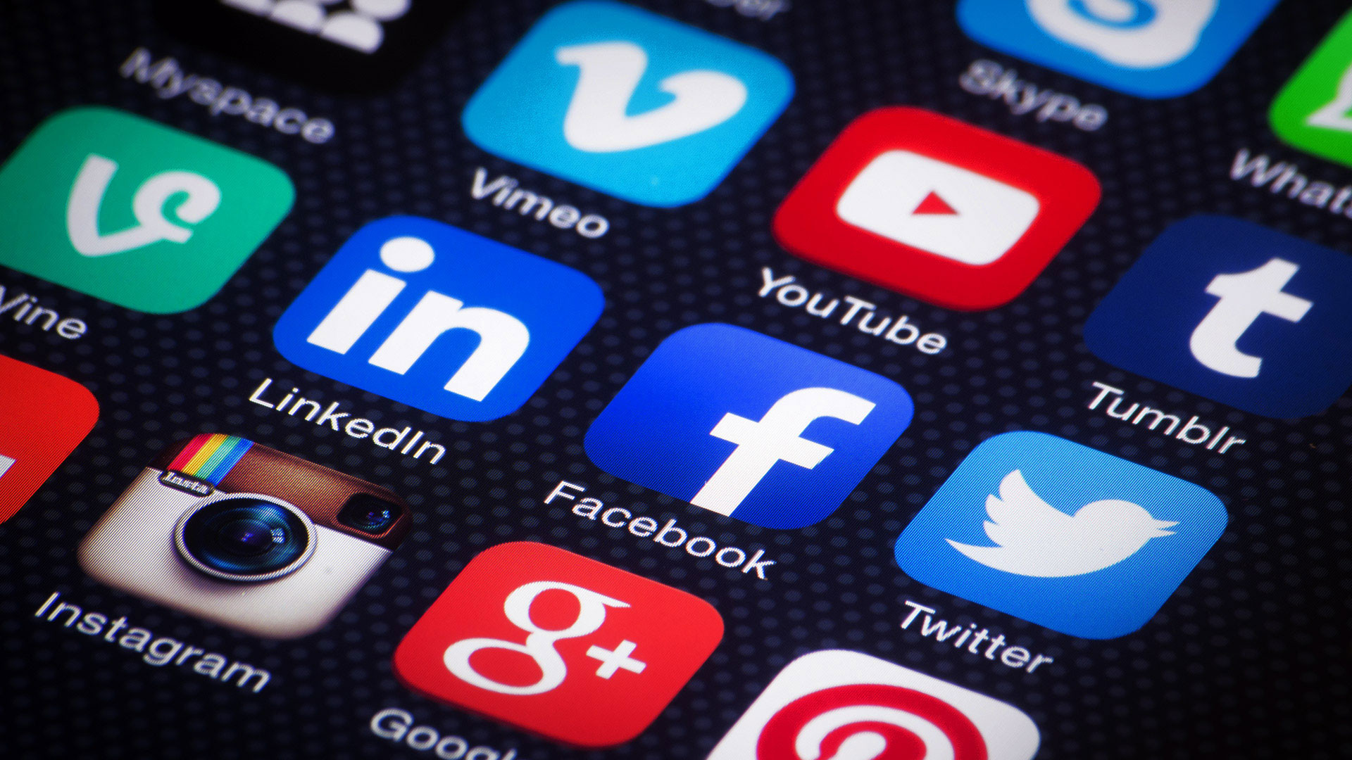 Icônes de réseaux sociaux sur l'écran d'un téléphone cellulaire