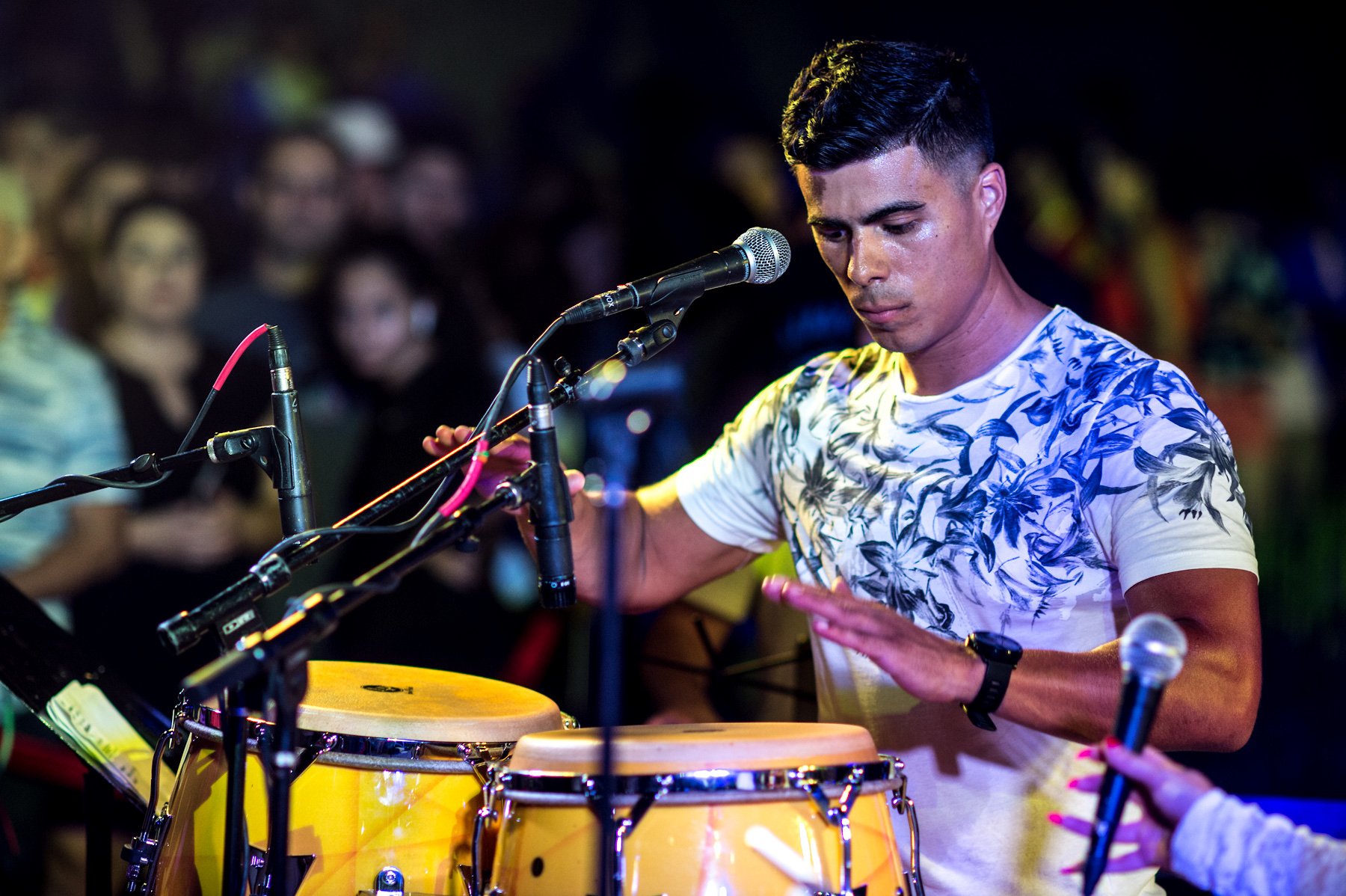 Un percussionniste en train de jouer de la musique latine