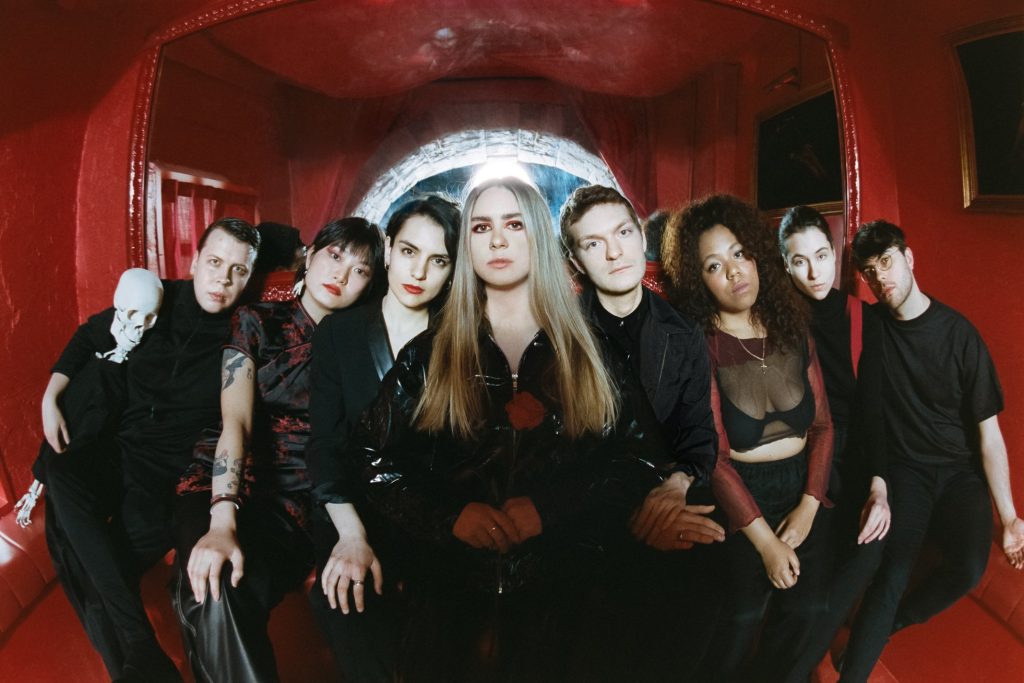 La chanteuse Lydia Képinski accompagnée d'autres artistes électroniques