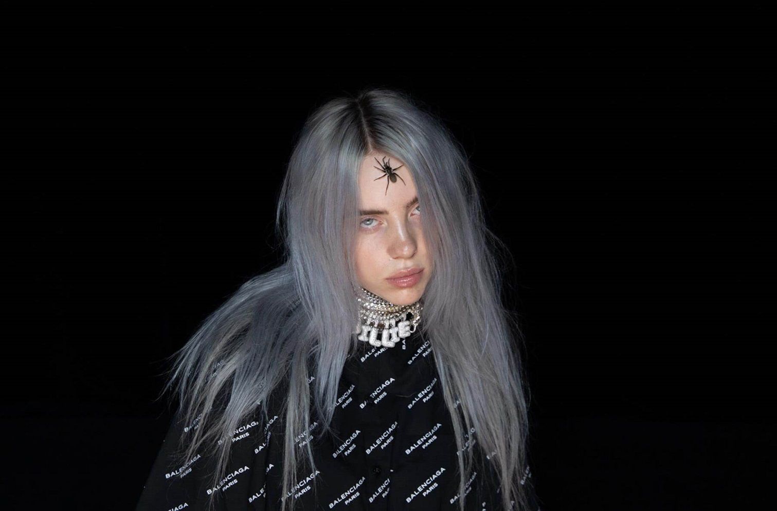 La chanteuse Billie Eilish avec une araignée sur son front